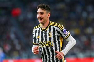 记者：坎比亚索希望留在尤文，俱乐部也将其视为未来规划中的一环