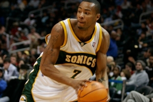 伟德体育平台-13年冠军成员！Scotto：马刺任命拉沙德-刘易斯担任球员发展教练