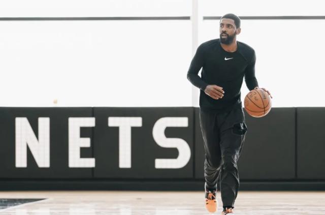 伟德体育平台-季前赛表现满分！合同年欧文一鼓作气扭转风评？